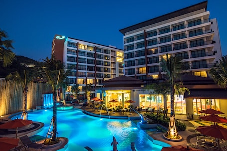 Fachada de la propiedad por la tarde o noche