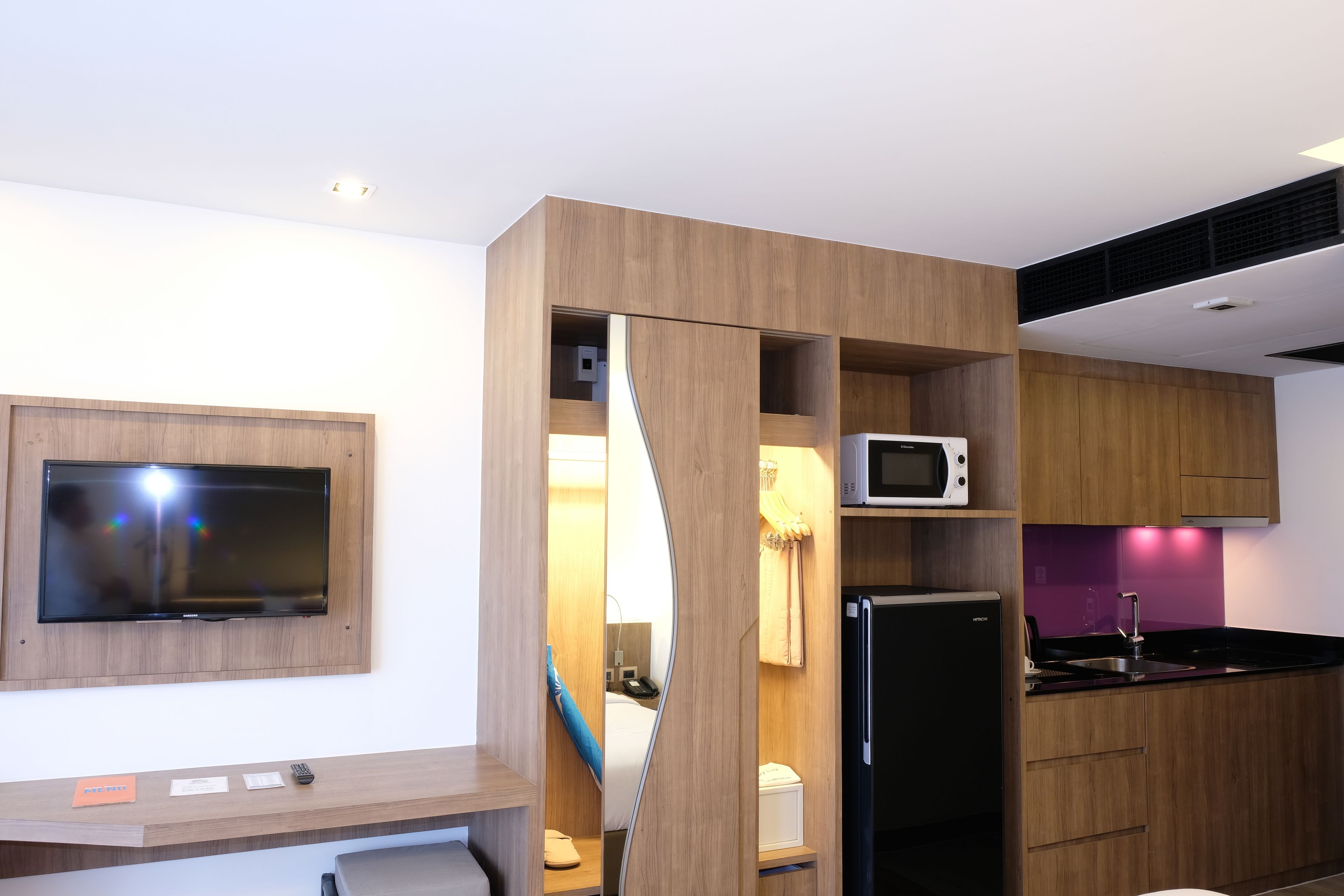 deluxe premium | private kitchenette | coffee/tea maker