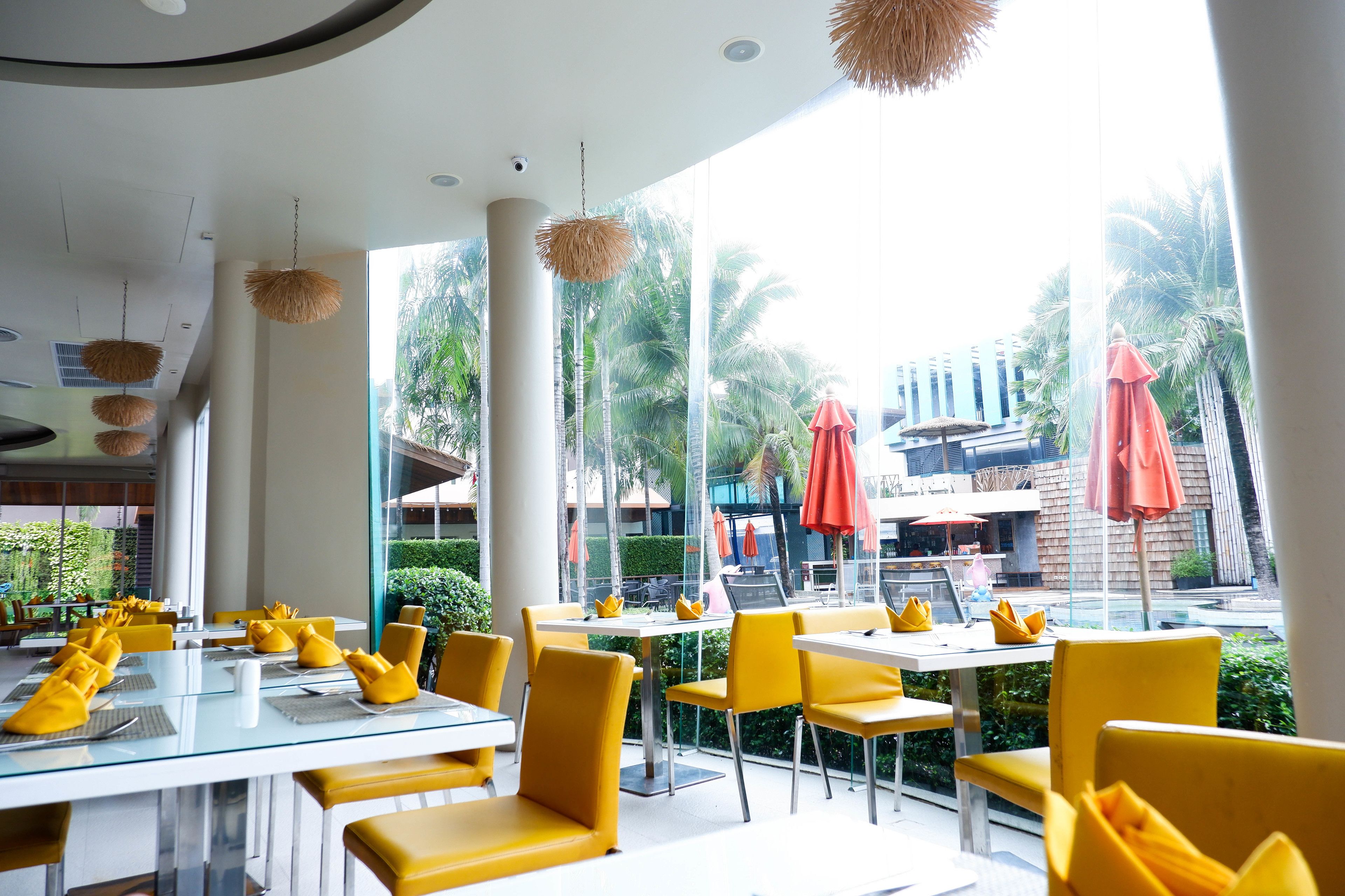 3 restaurants, breakfast, lunch, dinner served; thai cuisine