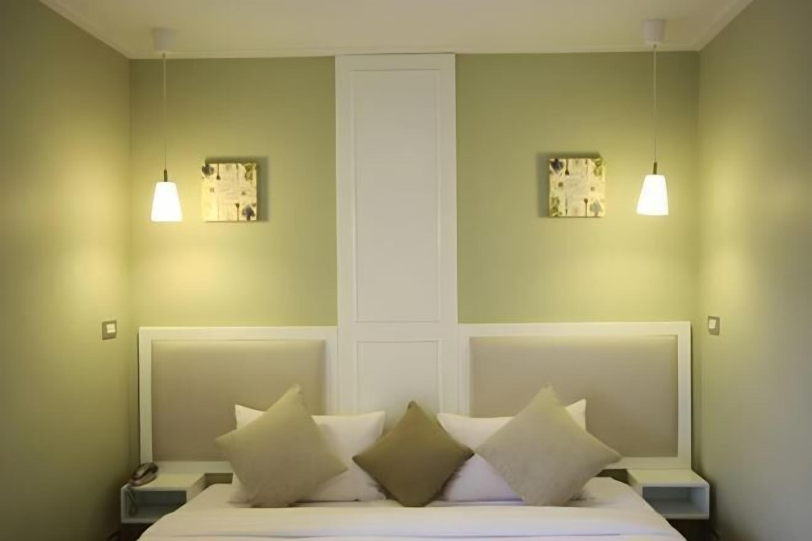 客房内保险箱、办公桌、折叠床/加床（额外收费）、免费 WiFi