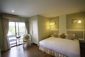 Caja de seguridad en la habitación, escritorio y camas extra