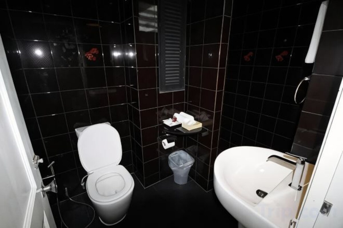 Bathroom | Shower, free toiletries, hair dryer (on request), towels