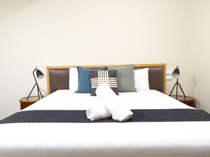 Kamar Bisnis, 1 Tempat Tidur King | Kedap suara, setrika/meja setrika, Wi-Fi gratis, dan seprai linen