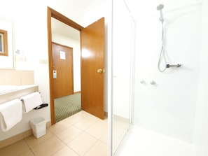 Ducha, artículos de tocador gratuitos, secador de pelo, toallas