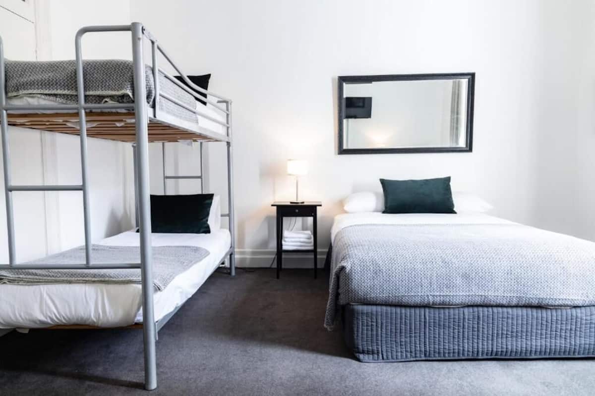 Vierbettzimmer, Gemeinschaftsbad | Bügeleisen/Bügelbrett, kostenlose Babybetten, kostenloses WLAN