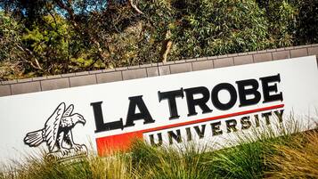 Un cartel de la Universidad de La Trobe con un logo de águila.