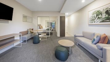 1 quarto, cofres nos quartos, escrivaninha