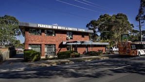 A brick building with a sign reading "Parkside Inn Motel & Function Centre." - Parkside Inn Motel (Kingsbury)