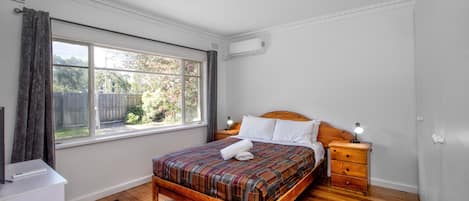 Apartamento, 3 quartos | Escrivaninha, quartos à prova de som, ferros/tábuas de passar roupa