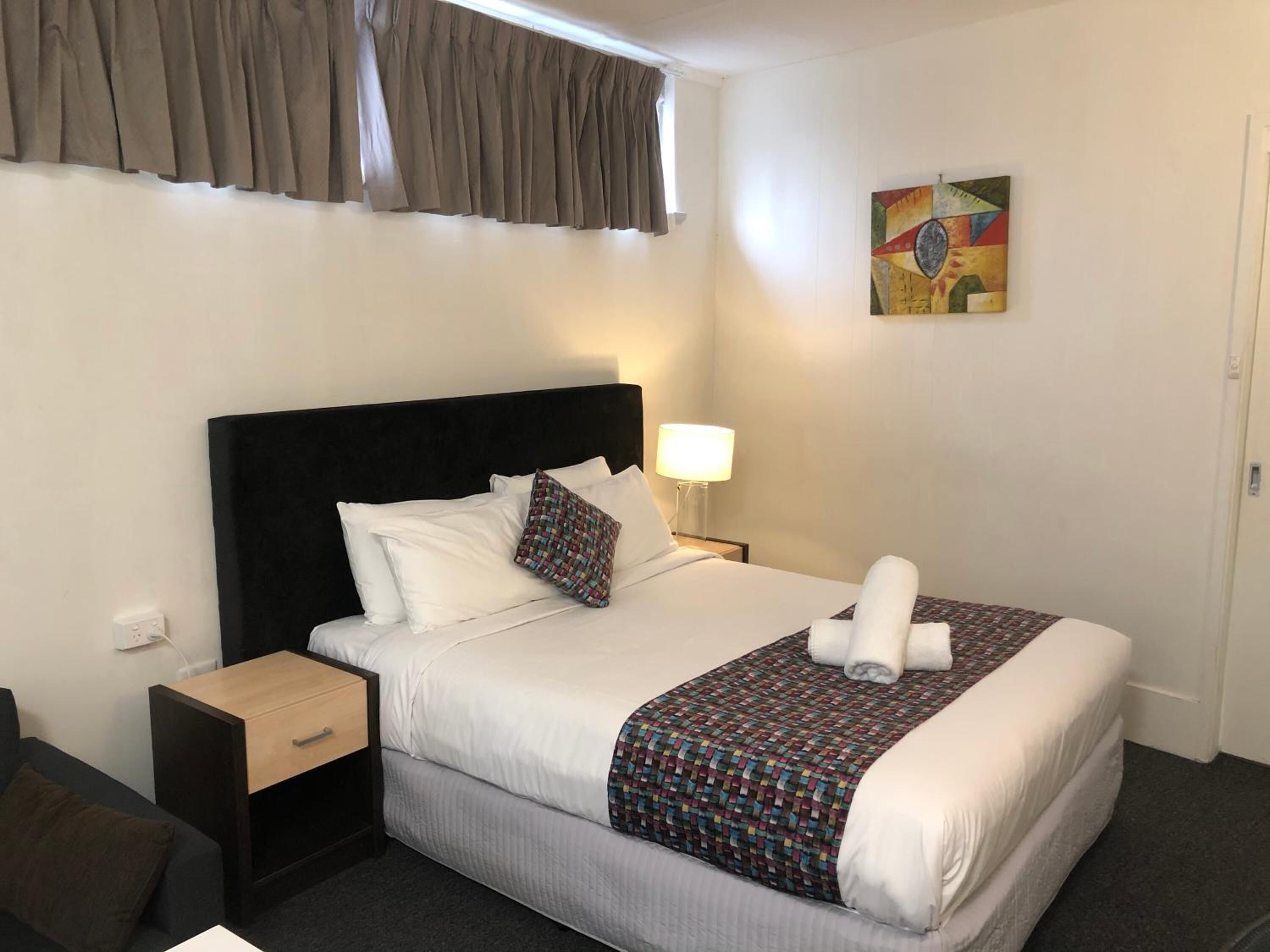 Escritorio, sistema de insonorización y tabla de planchar con plancha 