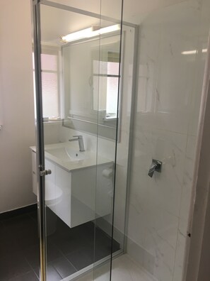 Bathroom shower - Parkside Inn Motel (Kingsbury)