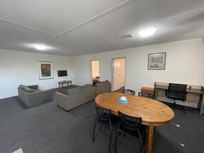 32-inch LED TV with digital channels, TV - Parkside Inn Motel (Kingsbury)