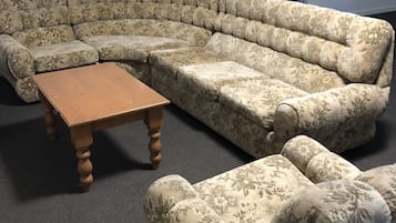 Appartement, 3 chambres | Coin séjour | Télévision LED de 32 pouces avec chaînes numériques, télévision