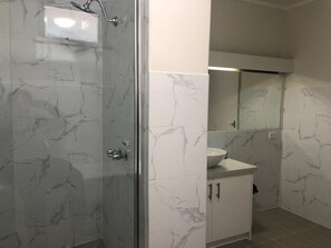 Shower, hair dryer, towels - Parkside Inn Motel (Kingsbury)