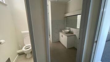 Chuveiro, secador de cabelo (mediante solicitação), toalhas de banho