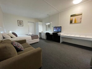 Desk, soundproofing, iron/ironing board, free WiFi - Parkside Inn Motel (Kingsbury)