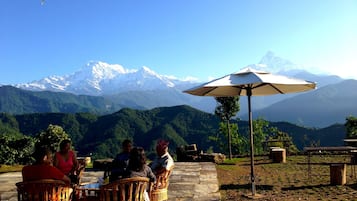 Petit déjeuner et déjeuner servis sur place, restauration en plein air
