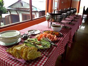 朝食 (ビュッフェ)、毎日提供 (有料)