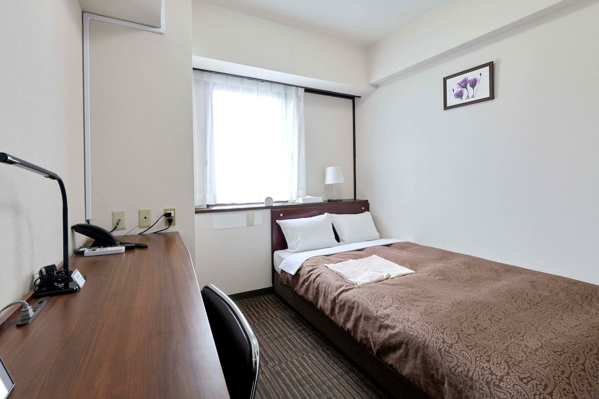 Desk, blackout drapes, soundproofing, free WiFi