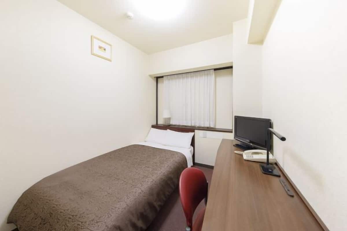 Desk, blackout drapes, soundproofing, free WiFi