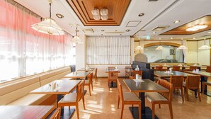아침 식사, 점심 식사 및 저녁 식사 제공