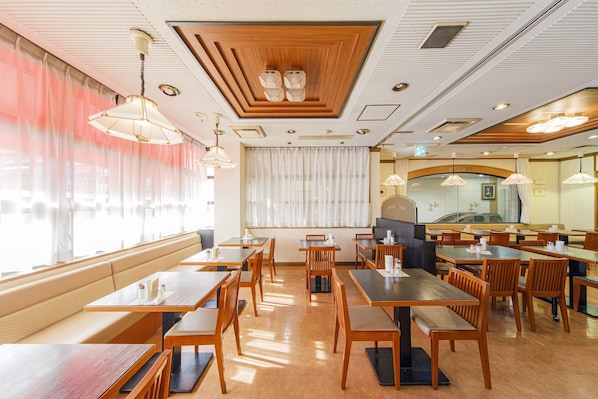 Breakfast, lunch and dinner served