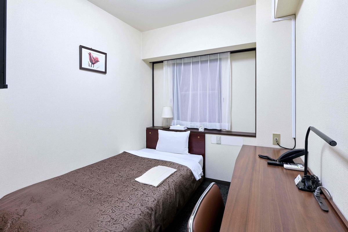 Desk, blackout drapes, soundproofing, free WiFi