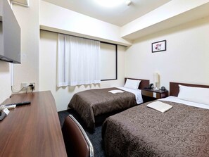 Escritorio, cortinas blackout, sistema de insonorización y wifi gratis 