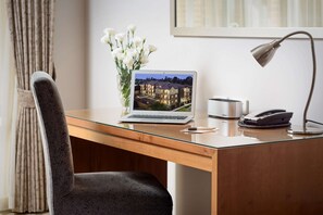 Deluxe One Bedroom Apartment | Property amenity - Ringwood Royale (Ringwood)