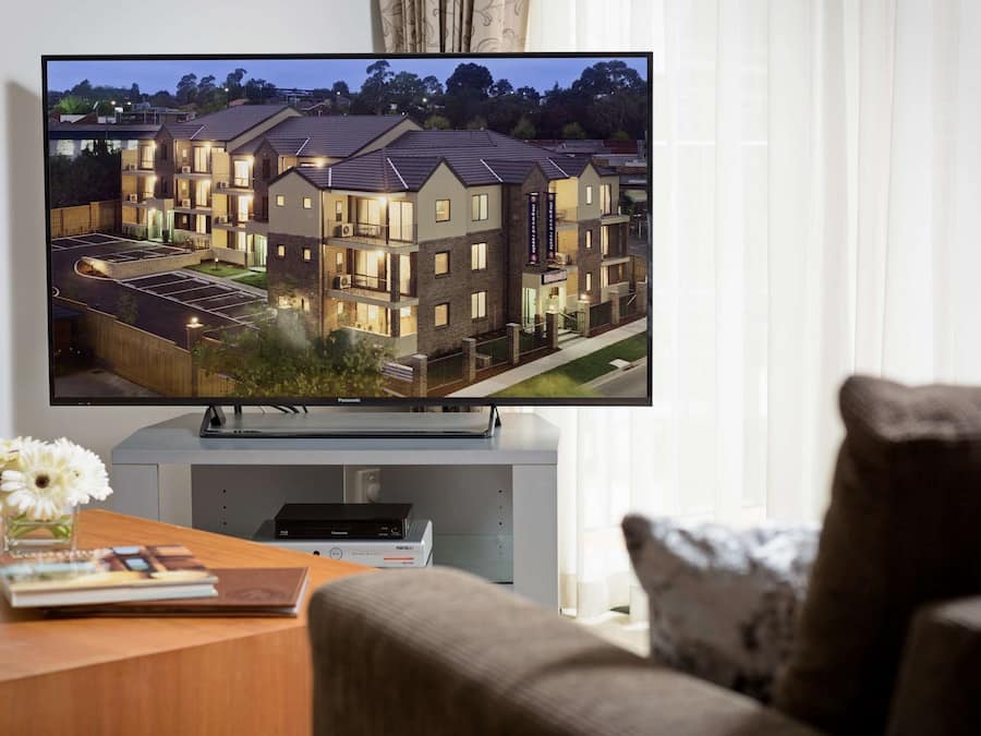 Seprai premium, minibar, brankas, dan meja kerja