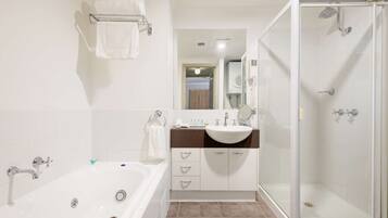 Articles de tocador de disseny, assecador de cabells i barnussos