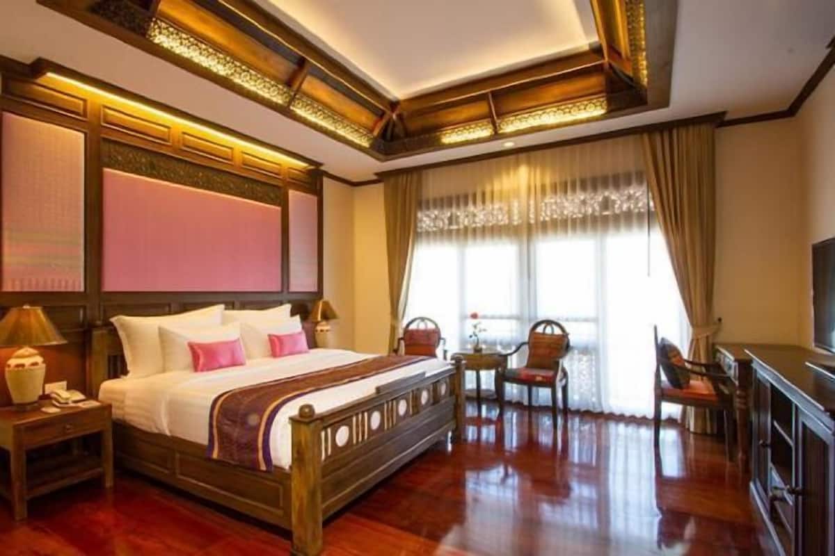 Minibar, in-room safe, rollaway beds, free WiFi