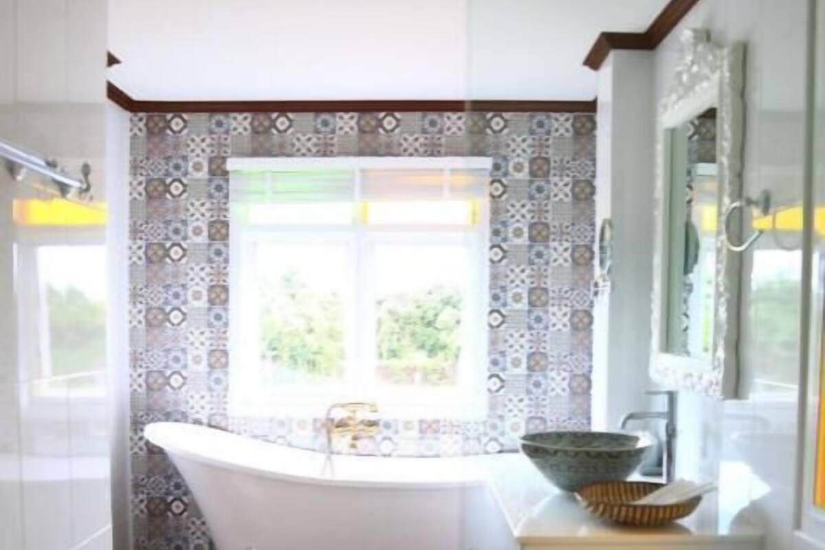 Secador de pelo, pantuflas, toallas