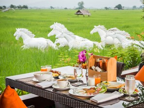 Se ofrece un desayuno bufé todos los días (por un coste adicional)