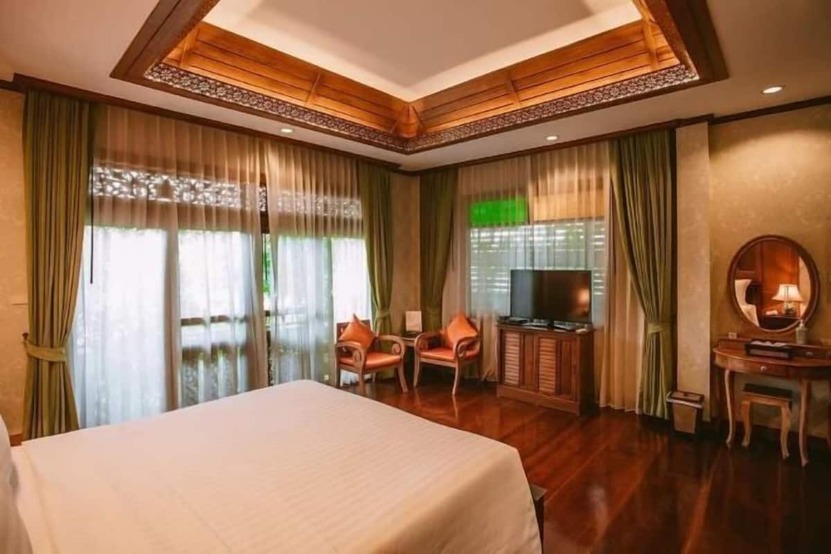 Minibar, in-room safe, rollaway beds, free WiFi