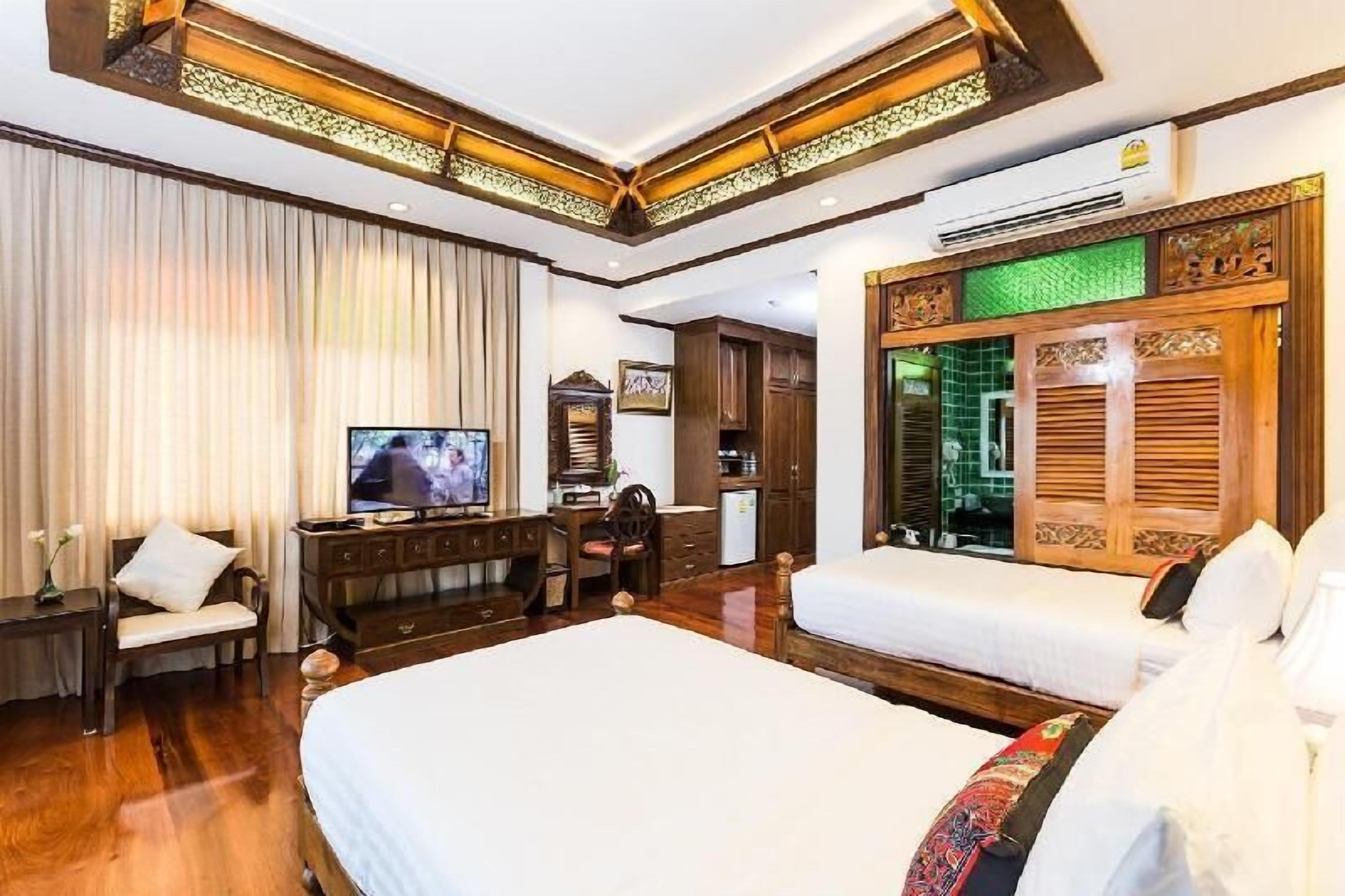 Minibar, in-room safe, free WiFi