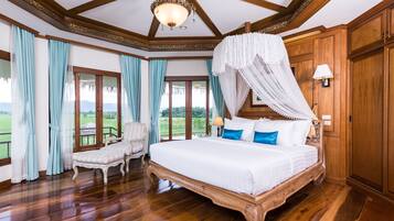 Une chambre spacieuse avec un grand lit, un baldaquin et une vue sur l’extérieur.