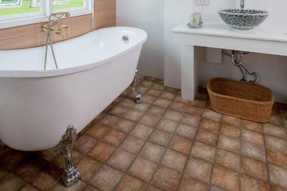 Secador de pelo, pantuflas, toallas