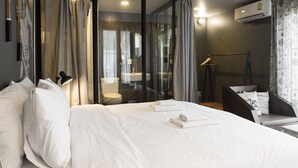 Grand Terrace Double Bed | 客房內保險箱、書桌、免費無線上網、布置獨特