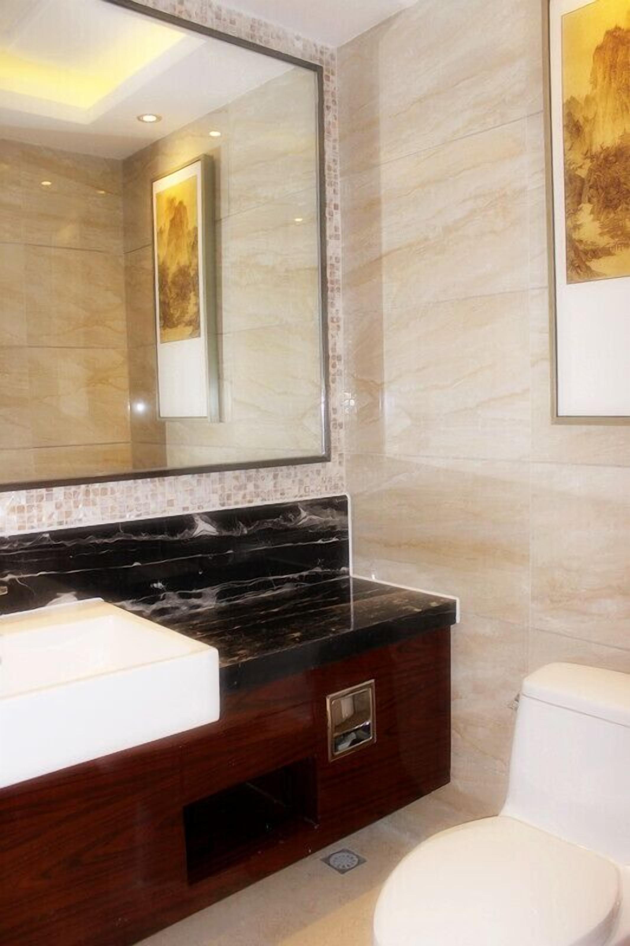 separate bathtub and shower, rainfall showerhead, free toiletries