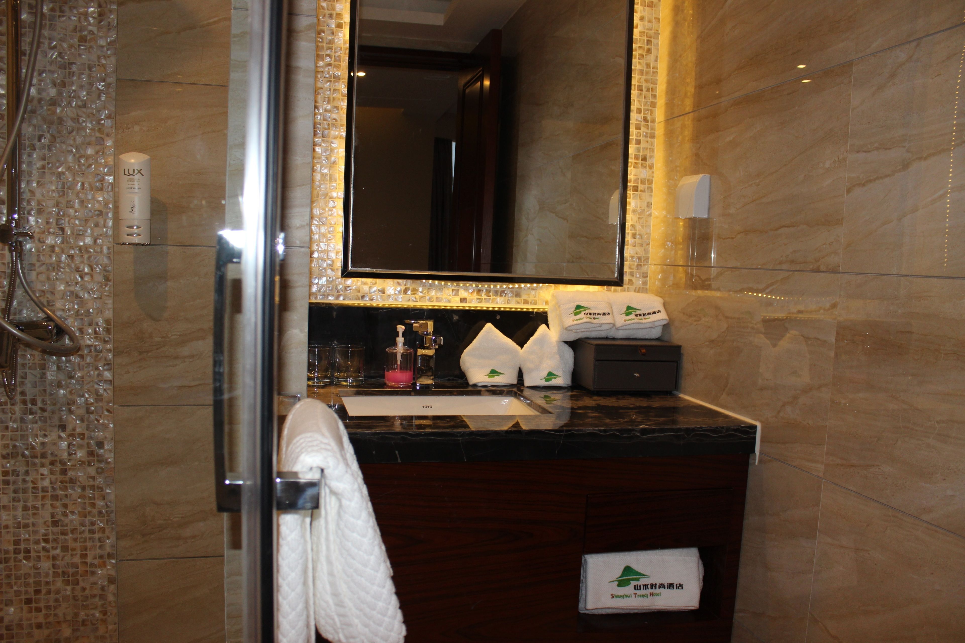 separate bathtub and shower, rainfall showerhead, free toiletries