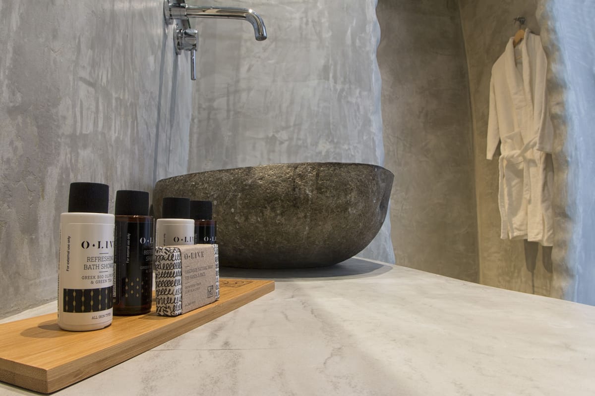 junior suite (deluxe) | bathroom | shower, free toiletries, hair dryer, towels