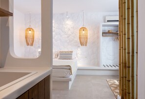 Phòng Suite Junior (Romantic) | Bộ trải giường bằng vải cotton Ai Cập, bộ đồ giường cao cấp 