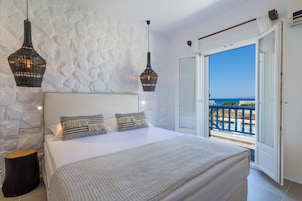 Deluxe Double Room | Egyptian cotton sheets, premium bedding, soundproofing, WiFi (free)