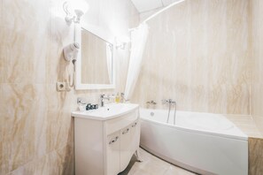 Deluxe Room | Bathroom | Rainfall showerhead, free toiletries, hair dryer, slippers