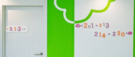 Una habitación con una puerta que indica los números de habitación 213 y del 214 al 220.