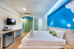 Standard Room, 1 Katil Raja (King) | Peti besi dalam bilik, ruang kerja komputer riba 