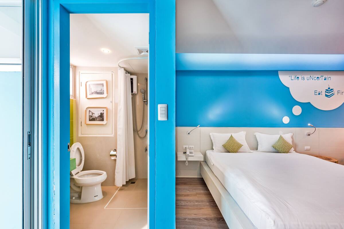 standard room, 1 king bed | 1 bedroom, in-room safe, laptop workspace, iron/ironing board