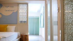 Un dormitorio con cama, mesita de noche y un panel decorativo en la pared.