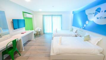 Une chambre d’hôtel moderne équipée de deux lits, d’un bureau, d’une chaise et d’un téléviseur.